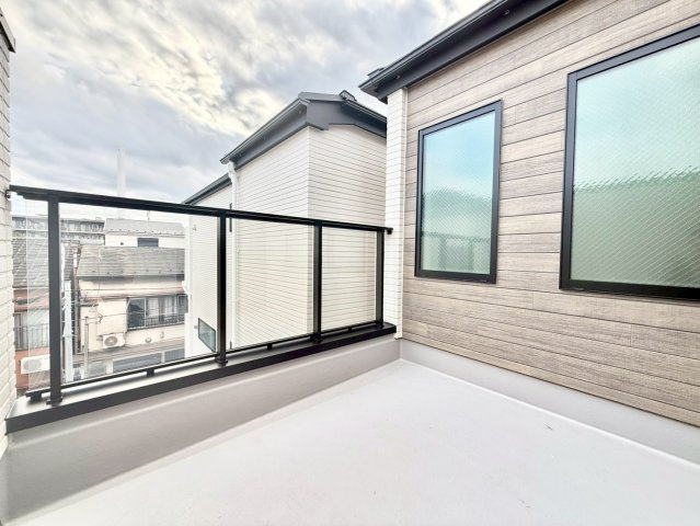 豊島区上池袋3丁目　新築戸建　残1棟のバルコニー|朝の澄んだ空気や、夕方の清々しい風を五感で感じられるバルコニー！