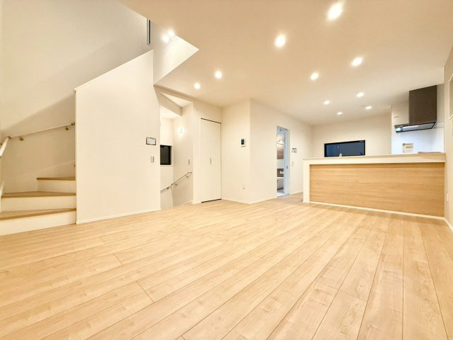 豊島区上池袋3丁目　新築戸建　残2棟の居間・リビング|2階リビングは採光＆通風良好、外からの視線も気になりません！水廻りを2階に集中させた間取りです。