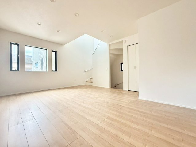 豊島区上池袋3丁目　新築戸建　残2棟の居間・リビング|16.4帖の広いリビングはご家族のだんらんはもちろん、お子様のリビング学習にもぴったり。