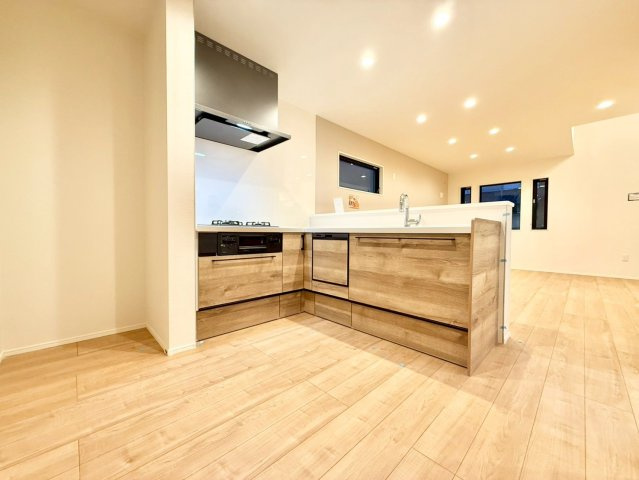 豊島区上池袋3丁目　新築戸建　残1棟のキッチン|対面式キッチンのため、リビング学習をするお子様の様子も見ることができます。