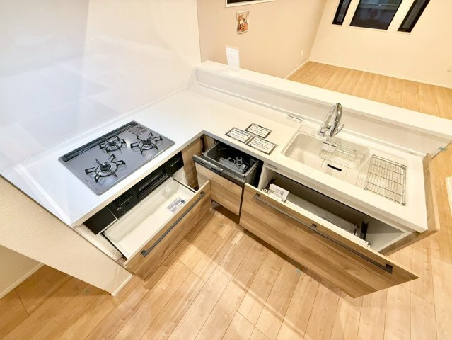 豊島区上池袋3丁目　新築戸建　残2棟のキッチン|ビルトインタイプの食洗機付き！家事の時間と、手洗いに比べて使用水量も軽減します！