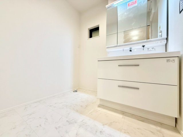 豊島区上池袋3丁目　新築戸建　残1棟の独立洗面台|清潔感のあるプライベート空間は、身だしなみチェックやお肌のお手入れに最適です。