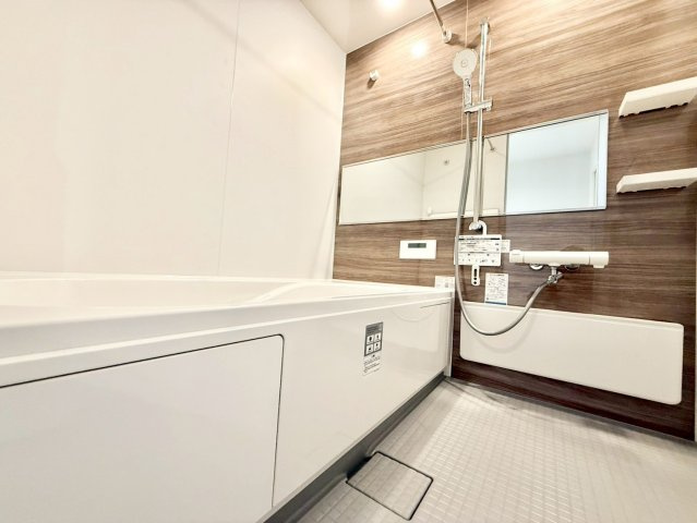 豊島区上池袋3丁目　新築戸建　残1棟の浴室|浴室乾燥機付きのため、雨の日の洗濯物干しやカビの予防にも役立ちます。