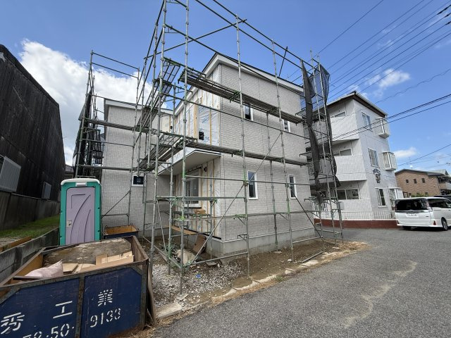 東金市東金/角地にあるガレージの付いた駅徒歩6分の家の前面道路含む現地写真