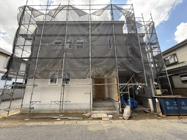 東金市東金/角地にあるガレージの付いた駅徒歩6分の家の前面道路含む現地写真