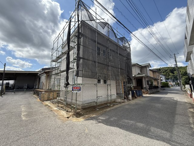 東金市東金/角地にあるガレージの付いた駅徒歩6分の家の前面道路含む現地写真