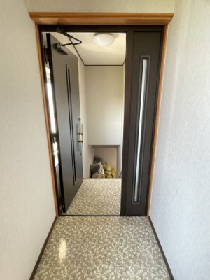 【玄関】 | 合子沢松森店舗付き戸建 | 居宅玄関