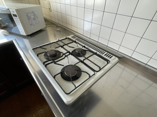 【キッチン】 | 合子沢松森店舗付き戸建 | 三口コンロ