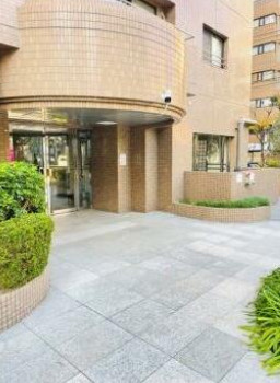 サーパス大博通りのエントランス