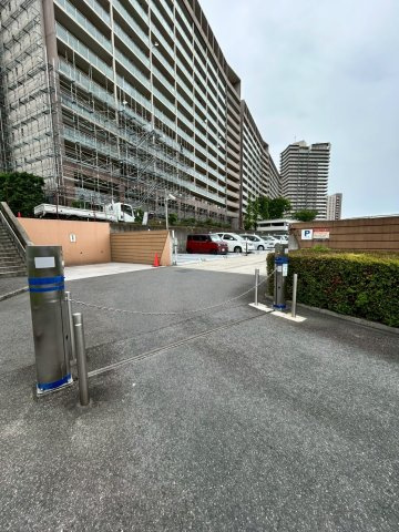 リバティパーク枚方D棟の駐車場|車の出し入れもスムーズです。