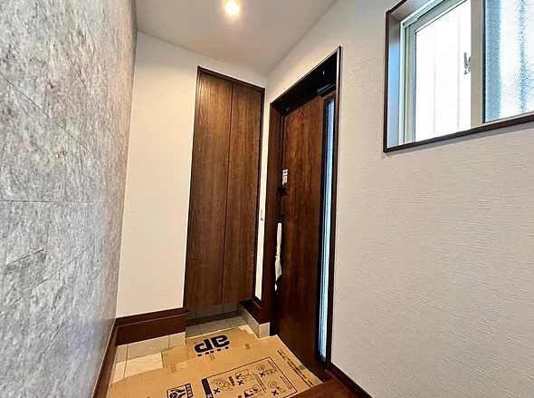 美原区平尾　新築の玄関