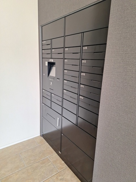 （シニア限定）アクアヘーベルヴィレッジのエントランス|カード式のポスト