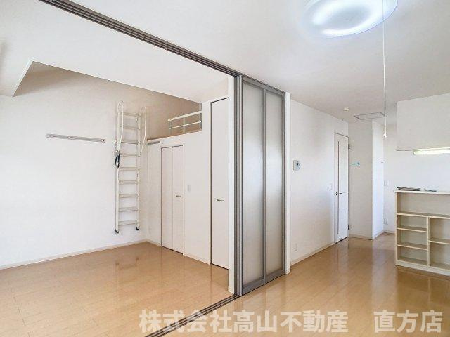 直方市新知町のアパートの居間・リビング