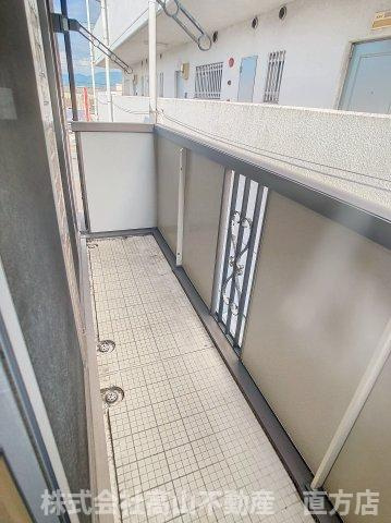 直方市新知町のアパートのバルコニー