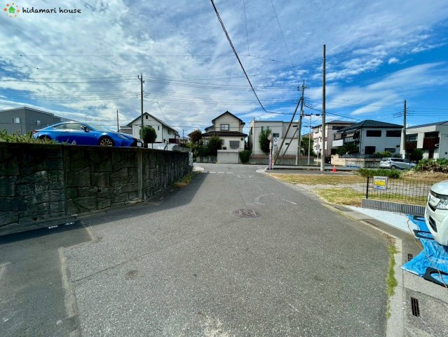 桶川市上日出谷南3丁目　新築戸建　ブルーミングガーデン01の前面道路含む現地写真