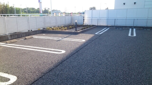 アヴニールⅤの駐車場