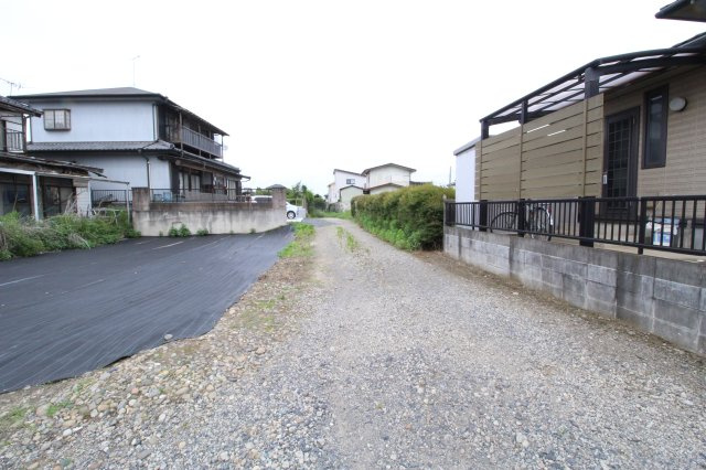筑西市小川の前面道路含む現地写真|北側共有通路部分を西側から撮影しました！