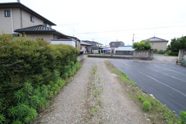 筑西市小川の前面道路含む現地写真|北側共有通路部分を東側から撮影しました！