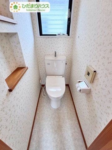 野田市山崎　中古戸建　昭和51年築のトイレ|可愛らしいクロスのトイレは、小窓から採光も換気もGOOD♪