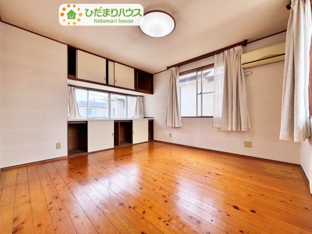 野田市山崎　中古戸建　昭和51年築の洋室|出窓のカウンターに、観葉植物を飾ったり、小物をディスプレイしたり、本を置いたりするなど、自分好みのレイアウトが楽しめます♪