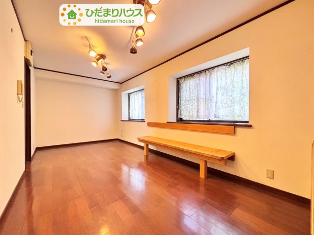 野田市山崎　中古戸建　昭和51年築の居間・リビング|14帖の広々リビングは風通しもバッチリ(^^♪
クロス交換済みです♪