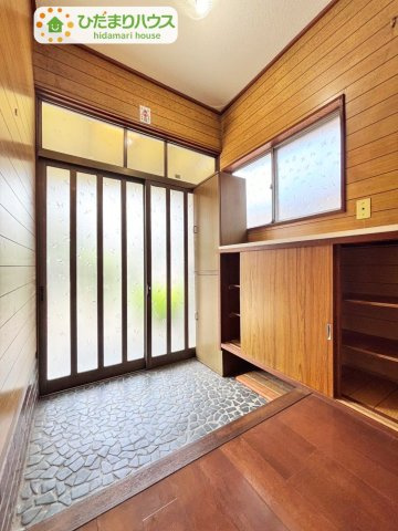 野田市山崎　中古戸建　昭和51年築の玄関|収納豊富な広々玄関♪
灯りをたくさん取り込んでくれる造りになっているので、心も明るくなれそうですね♪