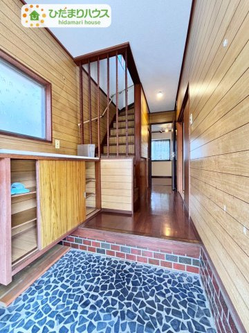 野田市山崎　中古戸建　昭和51年築の設備|リビングまで続く廊下です♪　右側には8帖の和室。左側には階段下収納のトイレがございます。