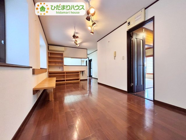 野田市山崎　中古戸建　昭和51年築の居間・リビング|対面キッチンで家族団らんの時間が増えます(^^♪
備え付けの飾り棚はインテリアや細かな日用品の収納としてもお使いいただけます♪