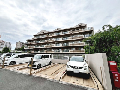 【駐車場】 | ガーデンコート和泉中央３号棟 | フローリング貼替えますよ！綺麗な室内をぜひ現地にてご体感下さい♪