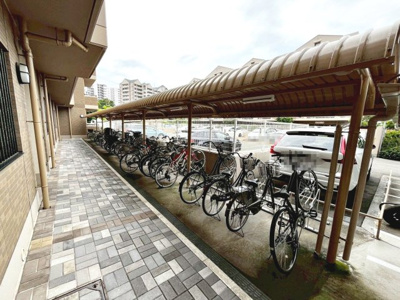 【駐輪場】 | ガーデンコート和泉中央３号棟 | 【駐輪場】屋根ございますので、雨で自転車が濡れないのは、嬉しいポイントですね！
