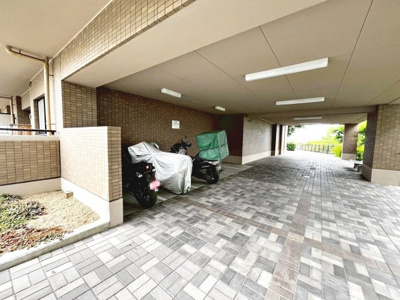 【その他共用部分】 | ガーデンコート和泉中央３号棟 | コープまで徒歩９分♪セブンイレブンまで徒歩１０分♪ディスカウントドラッグコスモスまで徒歩４分♪エコールいずみ東館まで徒歩１０分♪エコールいずみまで徒歩１６分♪お買い物に便利な立地ですね♪