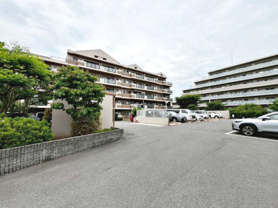 【駐車場】 | ガーデンコート和泉中央３号棟 | 【システムキッチン新調】家族を身近に感じる対面式キッチン！３口コンロですので、お料理の幅も広がりますね♪