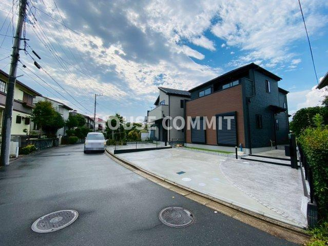 玉造１０期　新築戸建て　２号棟の前面道路含む現地写真