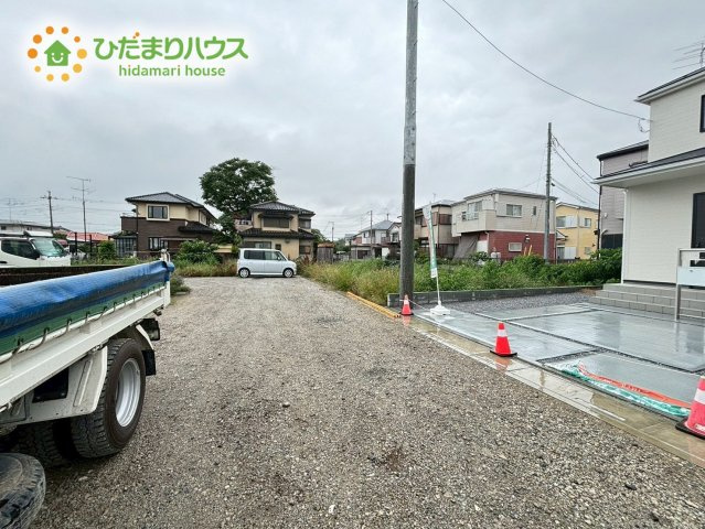 鴻巣市松原　1期　新築戸建　リーブルガーデン01の前面道路含む現地写真|前面道路は6mあるので駐車も楽々♪