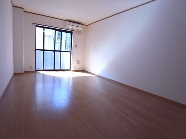 神戸市須磨区車字口道谷のアパートの居間・リビング