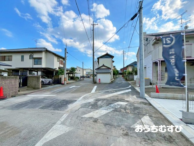 春日井市妙慶町2期(全3棟)の前面道路含む現地写真