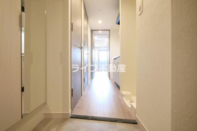 プレサンスOSAKA東成中本ハーヴィルの玄関|明るい玄関です