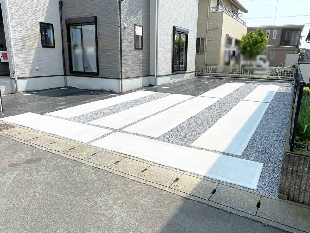 小山市土塔7期　新築戸建て　2号棟の駐車場|カースペースは3台完備。ゲスト用のスペースも確保できますね♪