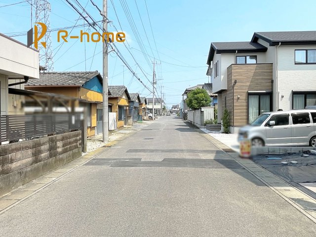 小山市土塔7期　新築戸建て　2号棟の前面道路含む現地写真|堂々！建物完成♪実際のお部屋をご見学可能です♪
ご見学が一番の資料！お気軽にお問い合わせ下さい♪