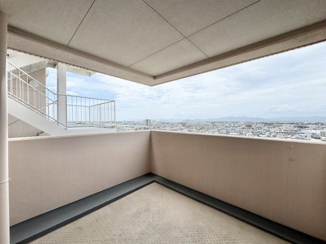 ダイヤモンドスクエア・ツインタワーズ浜松のバルコニー|バルコニーへ出ると気持ちの良い風が吹き抜けます！！　