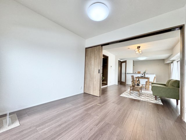 ダイヤモンドスクエア・ツインタワーズ浜松の洋室|リビングから繋がる約5.5帖の洋室。客間として、お子様のお昼寝やルームとして使い道は様々です。