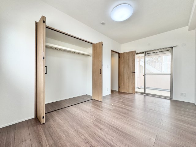 ダイヤモンドスクエア・ツインタワーズ浜松の洋室|約6.5帖の主寝室。ダブルベッドを置いてもゆとりの広さです。　