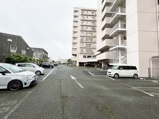 ダイヤモンドスクエア・ツインタワーズ浜松の駐車場|広々とした平面駐車場！
