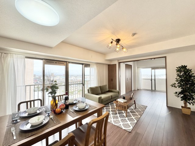 ダイヤモンドスクエア・ツインタワーズ浜松の居間・リビング|大きな窓から差し込む陽射しが、部屋全体を明るく気持ちの良い空間にしてくれます！　