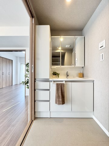 ダイヤモンドスクエア・ツインタワーズ浜松の洗面所|3面鏡付きの洗面台は、洗剤等の大きなものからメイク用品等の細々したものまでスッキリと収納していただけます。