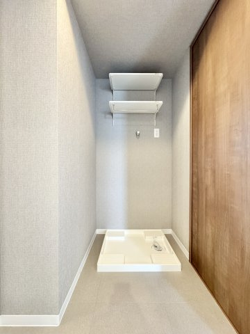 ダイヤモンドスクエア・ツインタワーズ浜松の脱衣所|洗面台はシンプルかつモダンなデザインです。　