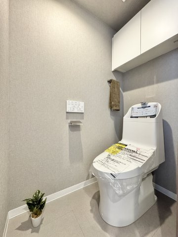ダイヤモンドスクエア・ツインタワーズ浜松のトイレ|清潔感のあるトイレ！背面上部には便利な収納棚付き！　