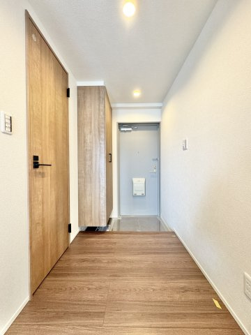 ダイヤモンドスクエア・ツインタワーズ浜松の玄関|中に入ると明るい玄関が広がります！シューズ用収納スペースもあり、スッキリとした玄関をキープできます！　