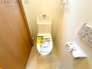 温水洗浄便座付トイレは温水洗浄機能により、暖かい水でおしりを洗浄することができ、冷たい水を使う従来の便座に比べ、温水洗浄機能で暖かいトイレを提供し、快適な使用を可能にします。