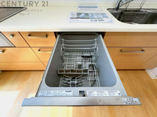 手洗いに比べて時間や労力を節約できることです。また、高温のお湯で洗浄されるため、雑菌や細菌を殺菌する効果もあります。さらに、乾燥機能があるため、手で拭く手間も省け衛生的に保管できます。